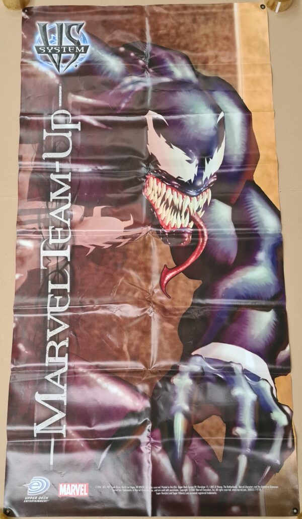 VS. CCG: SNEAK PEAK VINYL BANNER #8: Marvel Team-Up (Venom) – 3′ x 6′ (Mar 07) VF/NM stock image